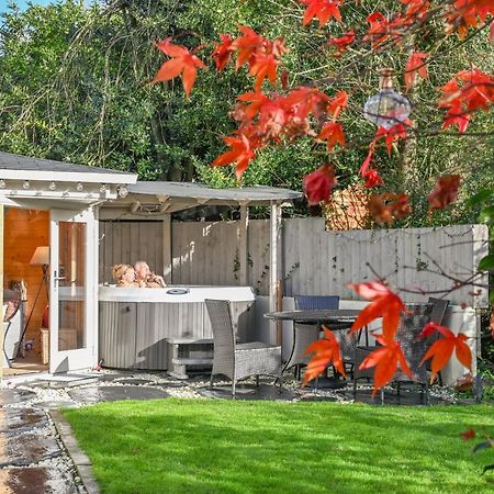 A Superb Bijou Retreat With Jacuzzi Near An Excellent Village Pub 耶尔弗顿 外观 照片